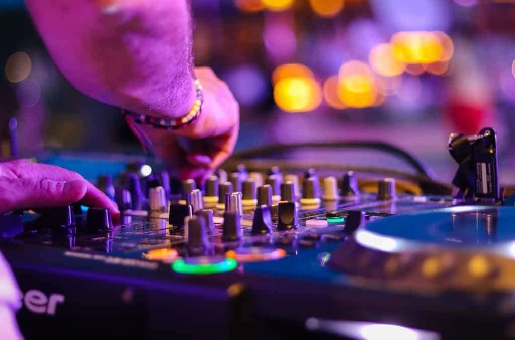 How to Pick A Great Jacksonville Wedding DJ